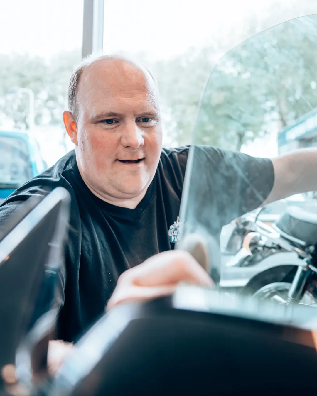 Dusty van Garagebedrijf van Hoof in de werkplaats