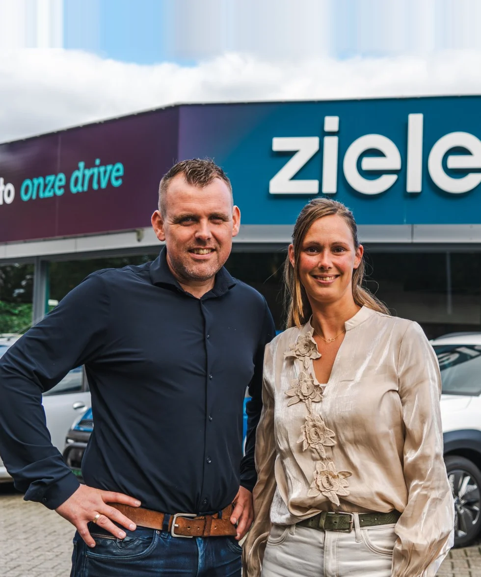 Wilko en Mirjam Zieleman voor hun showroom in Nieuwleusen