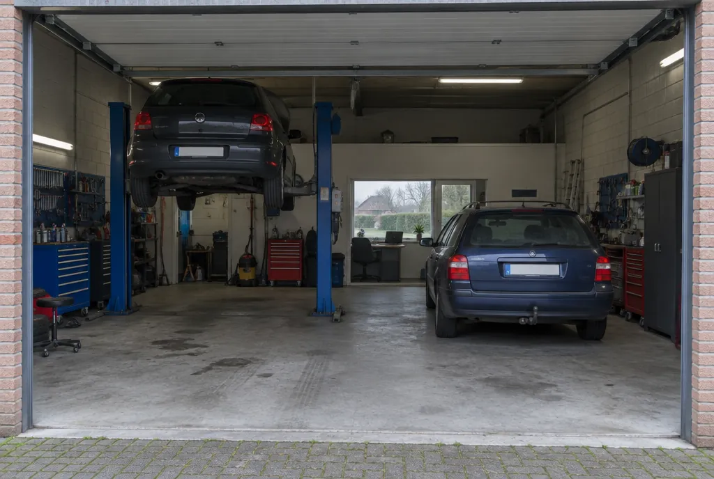 Een kleine garage met een auto op de brug